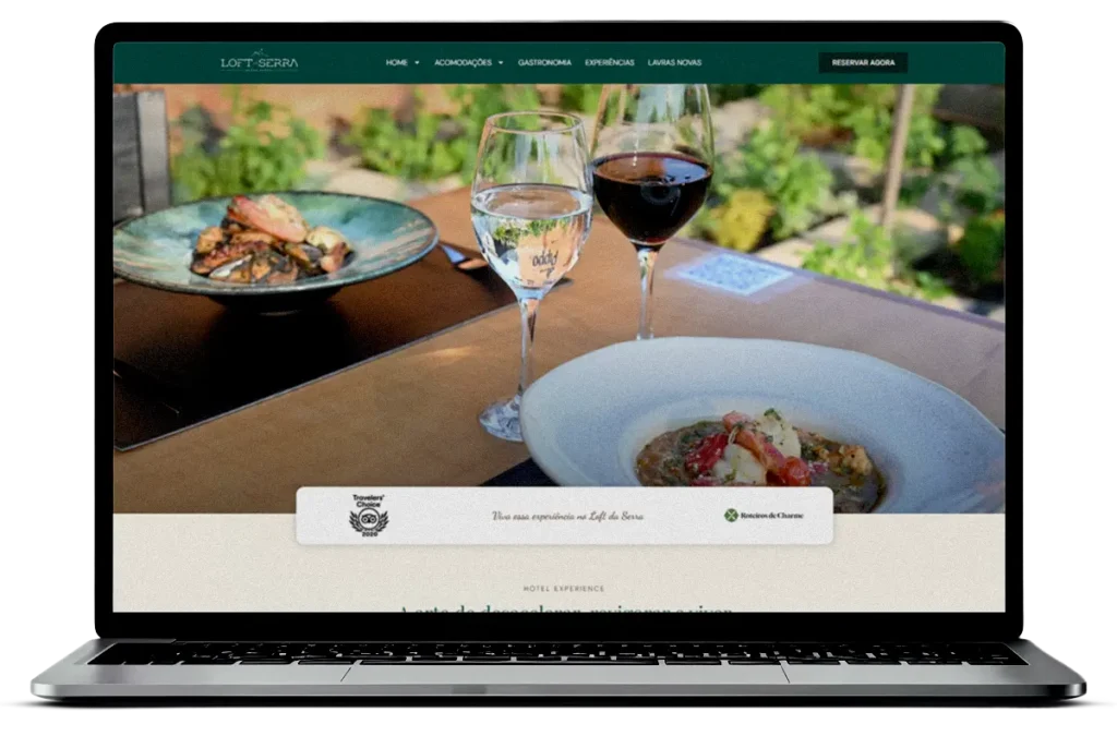 Notebook com o Site Loft da Serra
